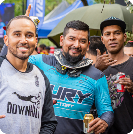 Trail builders construyendo sendero